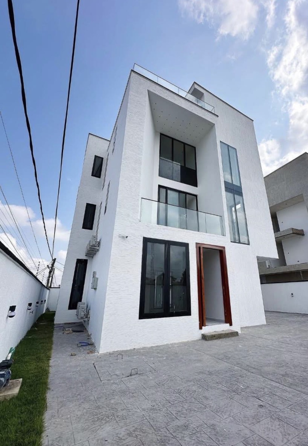 4 BEDROOM HOUSE WITH BQ